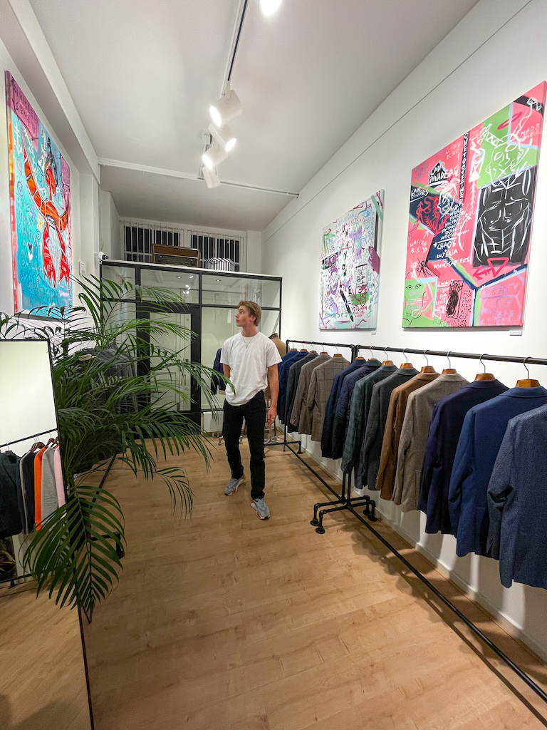 Jonge Amsterdamse kunstenaar Max Turland exposeert met kunst die je niet verwacht in een Boardroom
